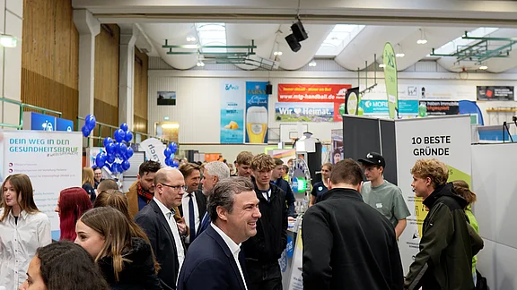 Volle Messehalle der Ausbildungsmesse Zukunft Wangen im Allgäu mit über 160 Ausstellern – organisiert und vermarktet von eDesign
